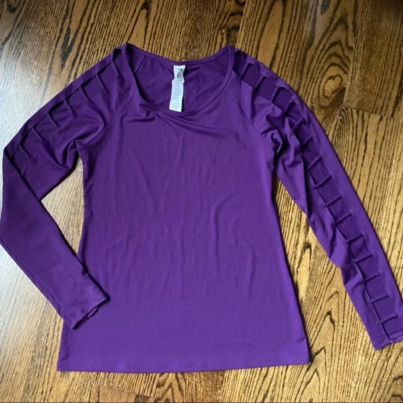 NWOT Fabletics Evangeline Top w Open-Lattice Sleeves, Pure Purple, Medium - Picture 3 of 5